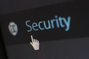 Un écran d'ordinateur affichant le mot « sécurité » tout en fournissant les directives de Sécurité WordPress pour protéger votre site.