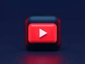 Un bouton YouTube rouge sur fond sombre.