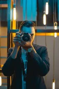 Mots clés utilisés : photographie d'entreprise

Description : Un homme prenant une photo avec son appareil photo pour une entreprise.