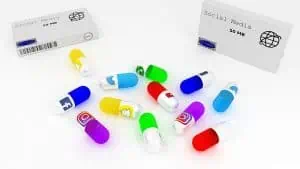 Pilules colorées des médias sociaux.