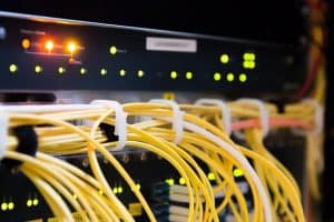 Mots clés : réseau, câbles/fils

Description mise à jour : gros plan d'un réseau de câbles et de fils dans une configuration réseau.