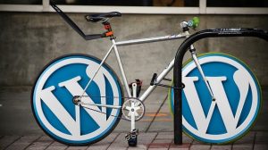 Un vélo avec un logo wordpress dessus, parfait pour les optimiseurs de sites.